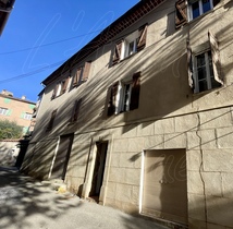 Maison de village � vendre Cotignac (83570) : Belle opportunit�, immeuble centre ville � r�nover en partie