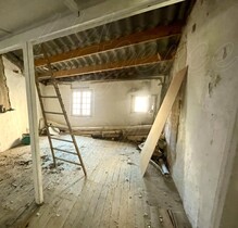 Maison de village � vendre Cotignac (83570) : Maison de village en centre ville, avec magasin lou� et 3 �tages � r�nover.