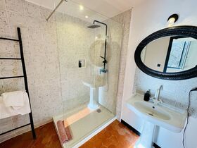 Maison de village � vendre Correns (83570) : Superbe maison de Ma�tre enti�rement r�nov�e, situ�e dans le 1er village bio de France.