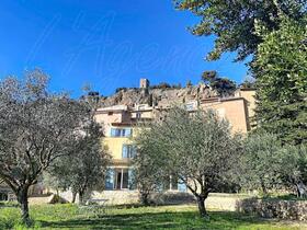 Maison de village � vendre Cotignac (83570) : Bien unique en plein centre du village avec un jardin de 800 m� !