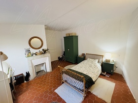 Maison de village � vendre Cotignac (83570) : Bien unique en plein centre du village avec un jardin de 800 m� !